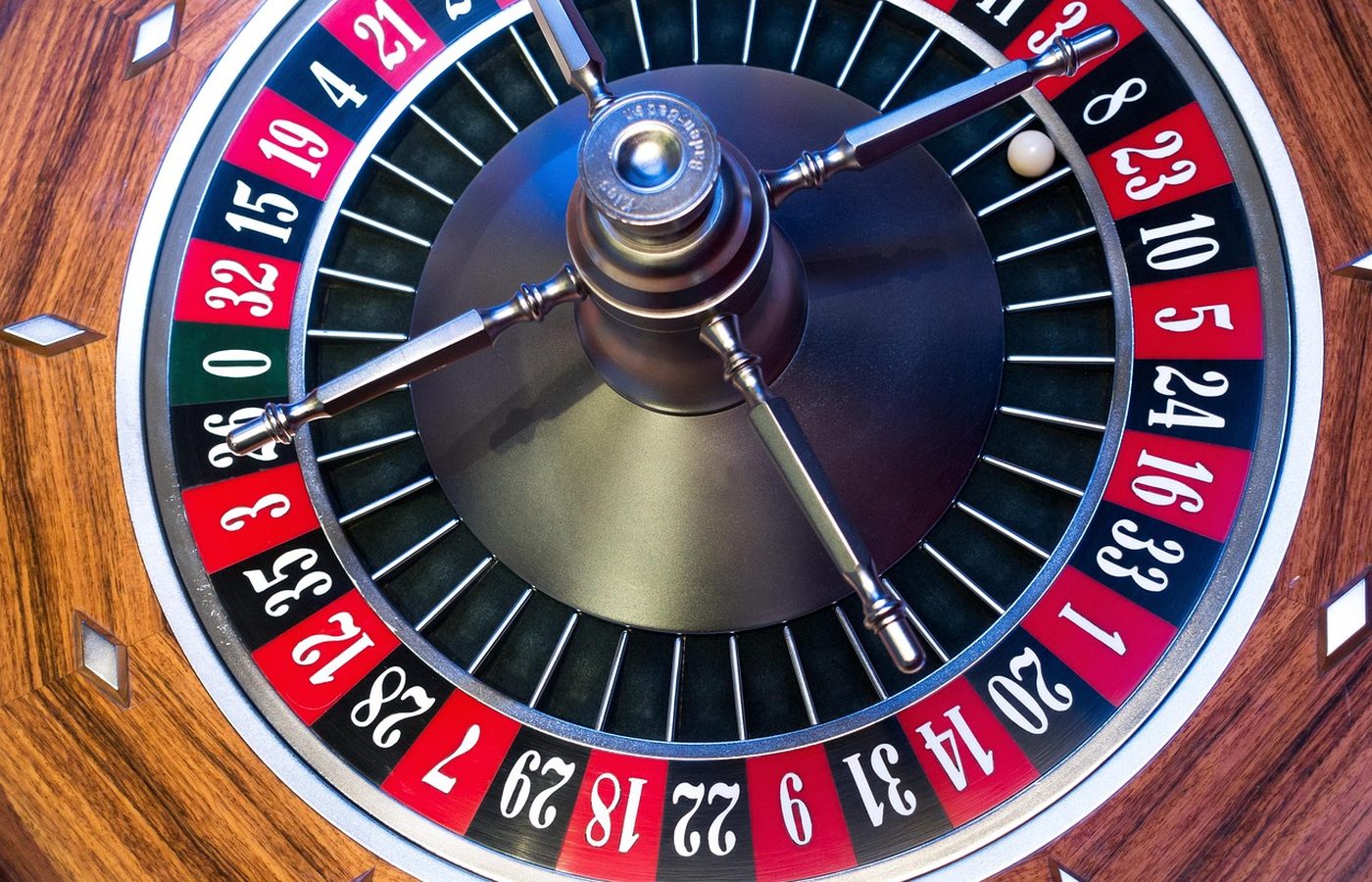 A single-zero roulette wheel seen from above