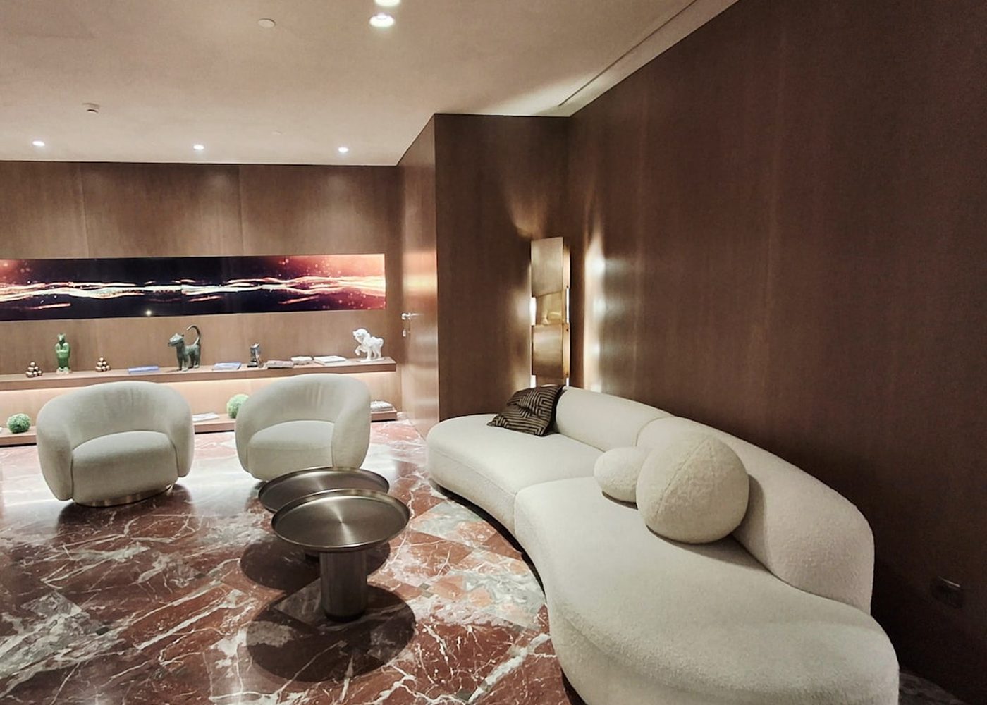 The lobby lounge at Wintercape